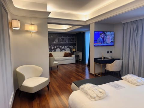 Suite (Prestige) | Premium bedding, down comforters, minibar, in-room safe