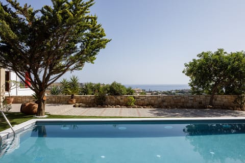 Tranquility unfold at the 30m2 pool area, with Sea Views.