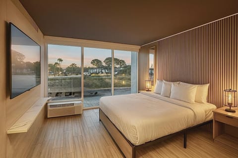 Room, 1 King Bed | Desk, laptop workspace, free WiFi, bed sheets