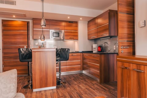 Full-size fridge, microwave, stovetop, coffee/tea maker