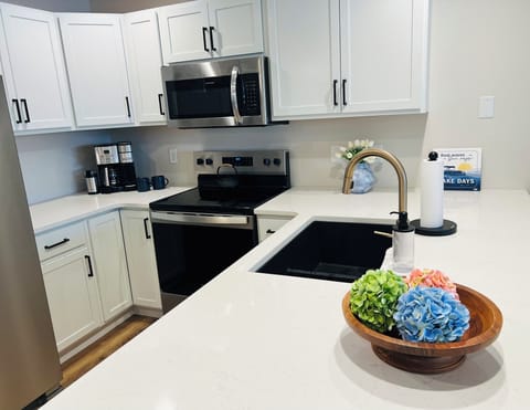 Full kitchen with everything you need for your stay exvept food