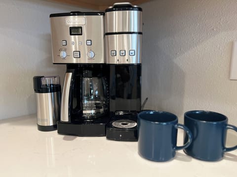Coffee maker/keurig combo and coffee grinder