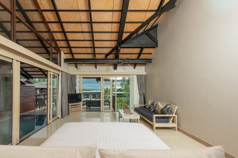 Penthouse Pool Suite with Sea View | In-room safe, individually furnished, desk, laptop workspace