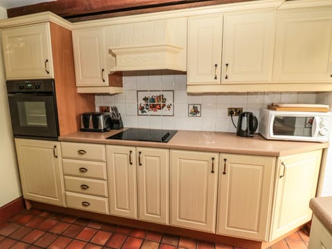 Cottage | Private kitchen | Fridge, dishwasher, electric kettle, toaster