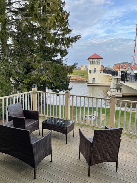 Deck overlooking the river 