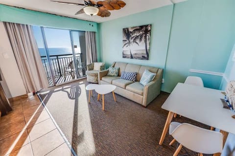 Living Room with Stunning Views☀️