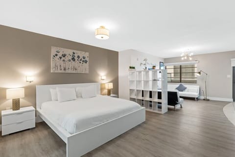 Ocean Drive is the very best location if you’re seeking to have fun at the heart of Miami and also enjoy the ocean right at your feet every morning.
