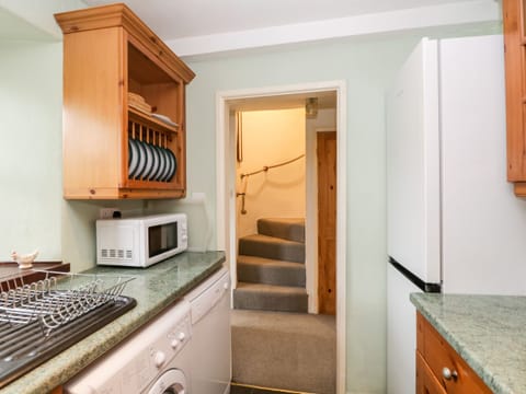 Cottage | Private kitchen | Fridge, dishwasher, electric kettle, toaster