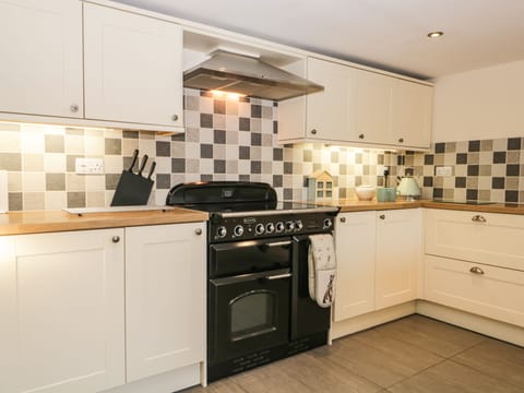 Cottage | Private kitchen | Fridge, dishwasher, electric kettle, toaster