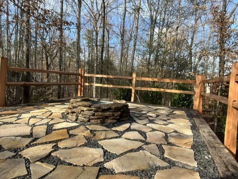 Outdoor fire pit
