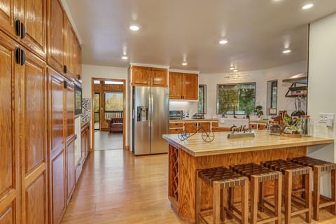 Large Refridgerator with water filter and icemaker