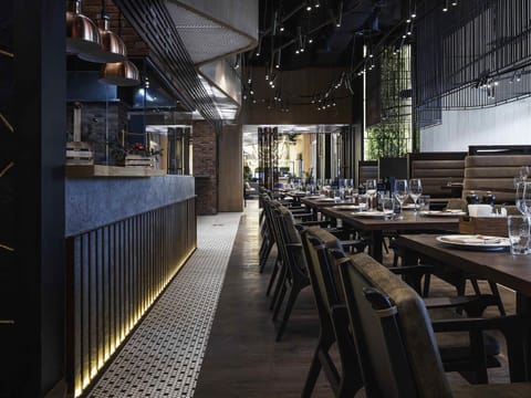 2 restaurants; lunch and dinner served
