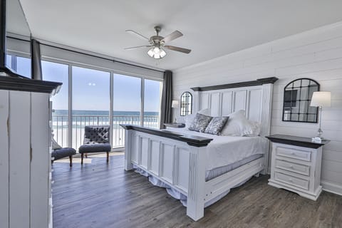 Gulf front master bedroom.
