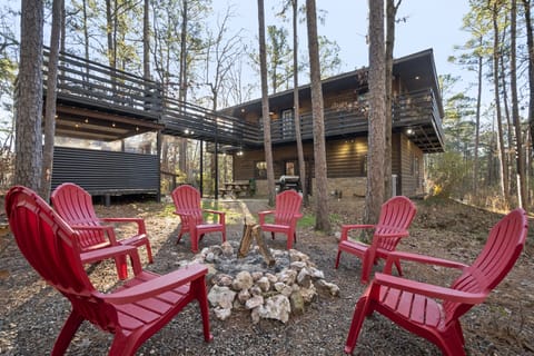 Welcome this one-of-a-kind Hochatown favorite!