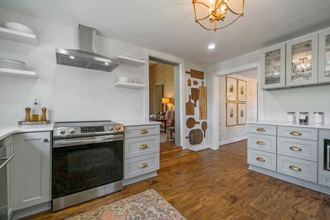 Just steps away from serving a formal dinner or an outdoor picnic. 