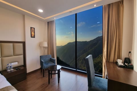 Egyptian cotton sheets, premium bedding, minibar, individually furnished