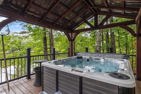 6 person hot tub with stunning lake views!