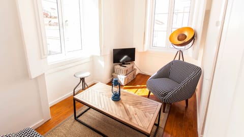 Imagine yourself here relaxing with good conversation and a glass of wine #airbnb #airbnblisbon #portugal #pt #lisbon #home #apartment #comfort