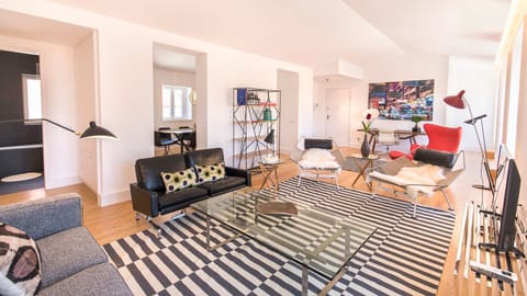 A bright, spacious living area where contemporary design meets comfort. Perfect for unwinding after a day in the city or enjoying relaxed moments in style.
#LivingRoom #ModernDesign #StylishStay #CityEscape