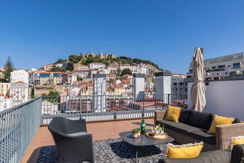 An amazing patio with a stunning view over Lisbon and Saint George's Castle.
#cityview #outdoor #patio #balcony #terrace #portugal #pt #lisbon