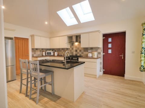 Cottage | Private kitchen | Fridge, microwave, electric kettle, toaster