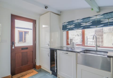 Cottage | Private kitchen | Fridge, dishwasher, electric kettle, toaster