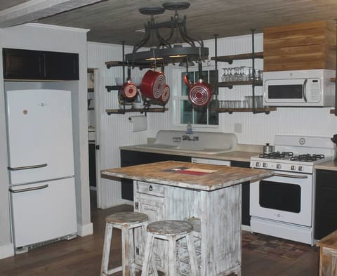 Don't miss out on family fun in this open concept kitchen. Pull up to the eat in island before a day on the river.