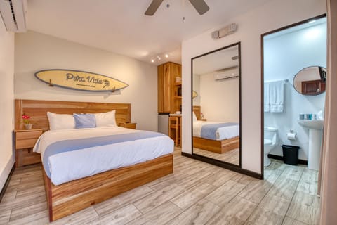 Studio Apartment with Queen Bed, Kitchenette, Private Bathroom w Hot Water & AC
