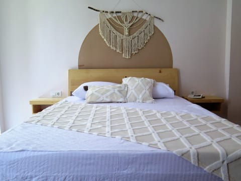 Studio Suite | Minibar, WiFi (free), bed sheets