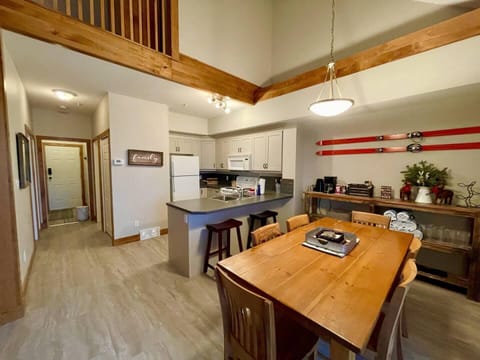 Open Plan Living at its best.  Dining table plus seating at the kitchen bar makes for memorable family meals.  Modern kitchen with all the appliances you'll need to cater for the family or crew.