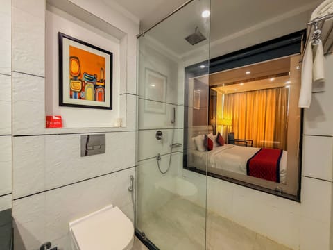 Club Room | Bathroom | Shower, hair dryer, towels