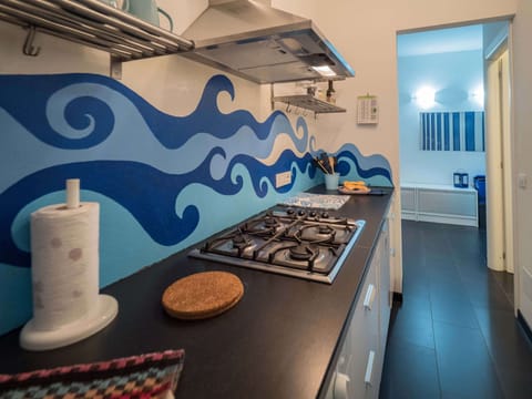 Apartment, 1 Bedroom, Kitchen | Private kitchen | Full-size fridge, microwave, oven, stovetop