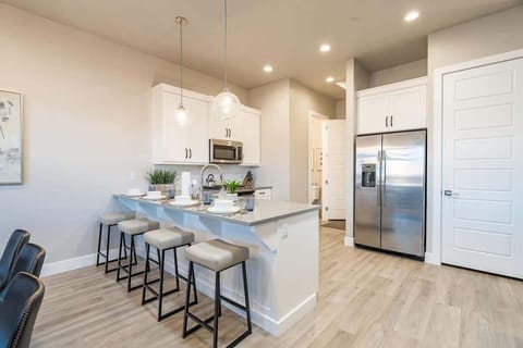 Full kitchen with bar seating for 4