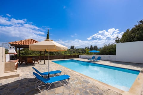 Play%2C sunbathe or sit in the shade around the pool