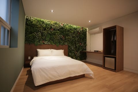 Signature Room, 1 Double Bed, Non Smoking, City View | Bathroom | Hair dryer, bathrobes, towels, soap
