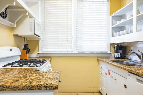 Sweet Caroline - Full Kitchen