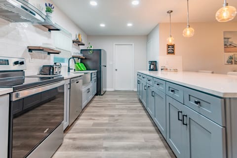 newly renovated & well lit kitchen (full equipped)