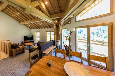 Settle into the dining area and enjoy a nice meal. Please note photos are representative and actual unit may differ.