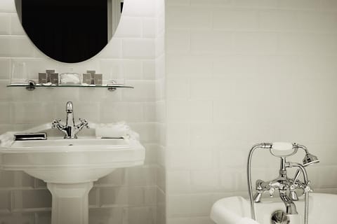 Suite | Bathroom | Shower, free toiletries, hair dryer, towels