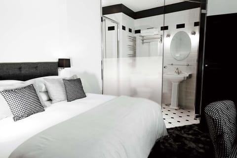 Business Single Room | Premium bedding, in-room safe, desk, iron/ironing board