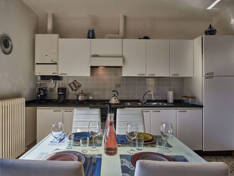 Sky, Mountain, Daytime, Building, Plant, Natural Landscape, House, Vegetation, Highland, Tree