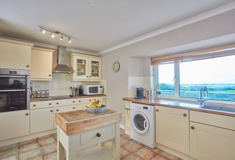 Seawynds, Trelights. Ground floor: Well-equipped kitchen with breakfast bar, dishwasher and television