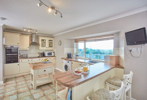 Seawynds, Trelights. Ground floor: Well-equipped kitchen with breakfast bar, dishwasher and television