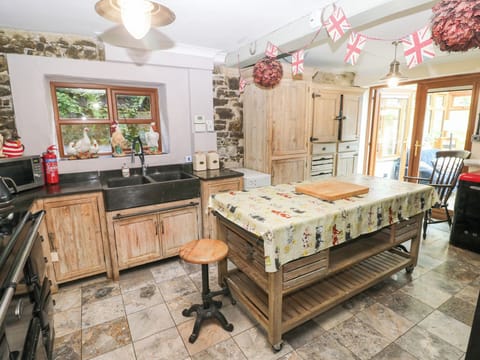 Cottage | Private kitchen | Fridge, dishwasher, electric kettle, toaster