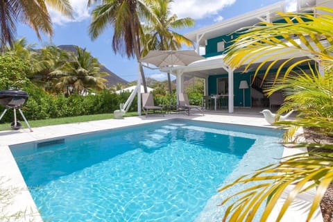 Mélange d'eau et de verdure, alternez bain de mer et piscine !