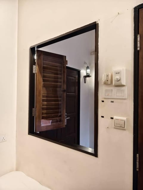 Twin (Shared Bathroom) | In-room safe, iron/ironing board, free WiFi, bed sheets