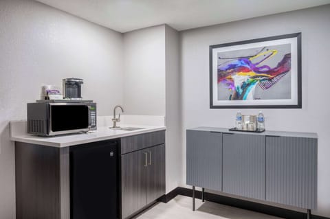 Deluxe Room, 1 King Bed | Premium bedding, in-room safe, desk, iron/ironing board