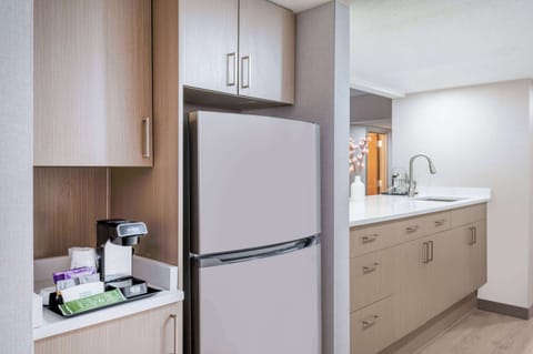 Premium bedding, in-room safe, desk, iron/ironing board