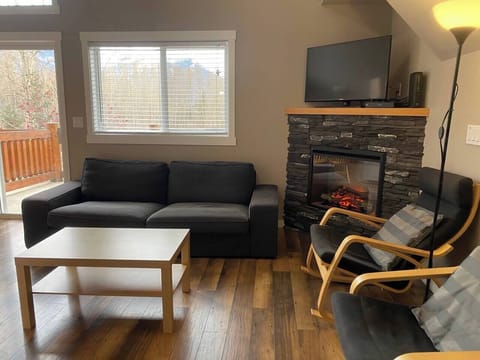 Cozy Living Room l Gas Fireplace l HD TV