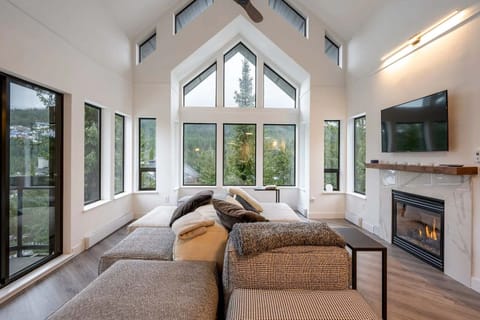 Living area: Gas fireplace, TV